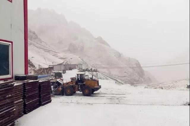 人間四月芳菲盡，山中春雪還復來(lái)