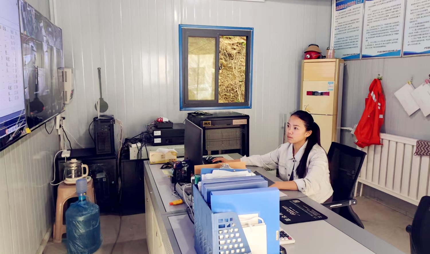 堅(jiān)守安全防線(xiàn)，綻放巾幗風(fēng)采｜記西溝鐵礦安全監(jiān)控員黃春玲