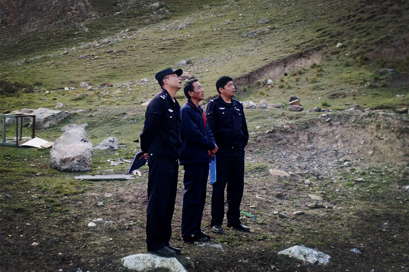 興?？h公安局治安大隊到銅鑫公司例行安全專(zhuān)項檢查